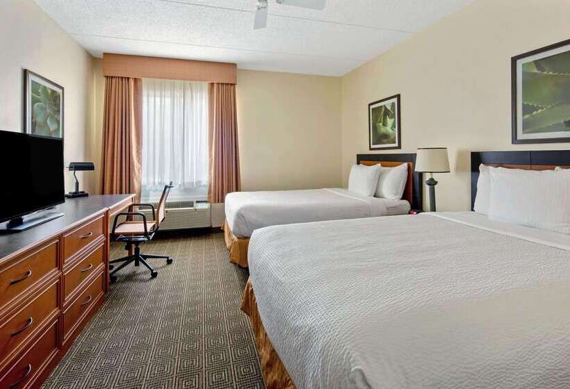Отель La Quinta Inn & Suites By Wyndham Sawgrass