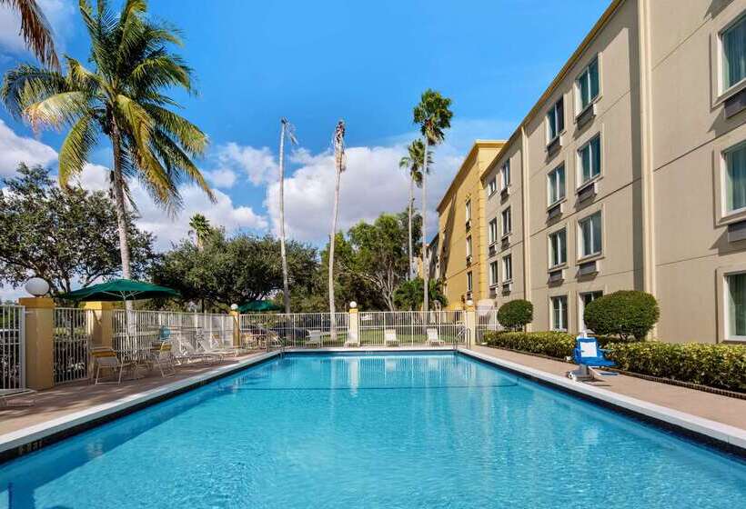 Отель La Quinta Inn & Suites By Wyndham Sawgrass