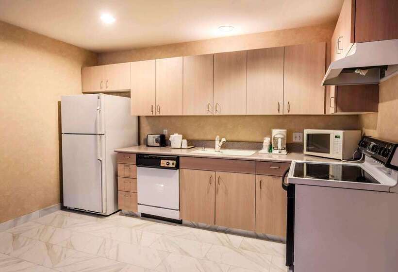 هتل Quality Inn Near Seattle Premium Outlets