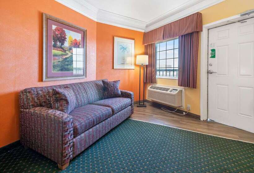 هتل Quality Inn & Suites Galveston   Beachfront
