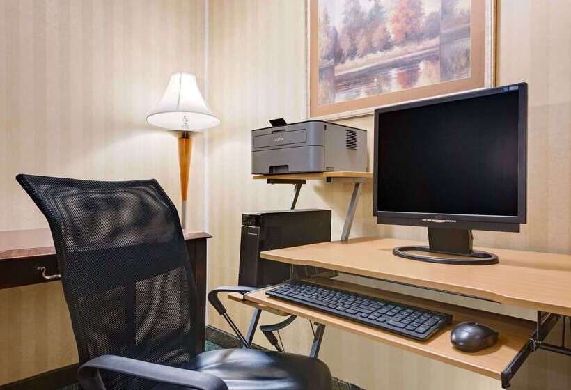 هتل Ramada By Wyndham Cleveland Airport West