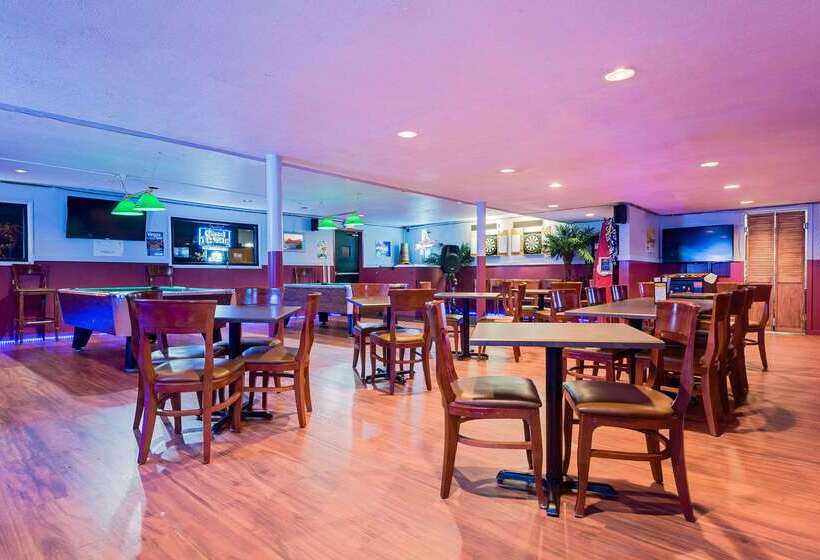 هتل Ramada By Wyndham Cleveland Airport West