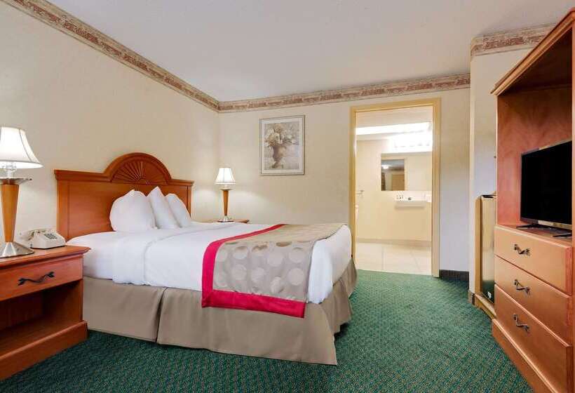 هتل Ramada By Wyndham Cleveland Airport West