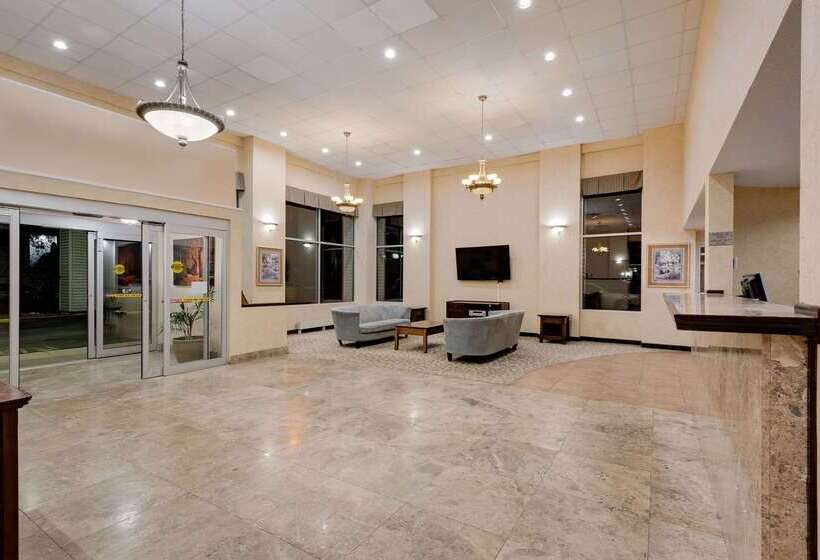 هتل Ramada By Wyndham Cleveland Airport West