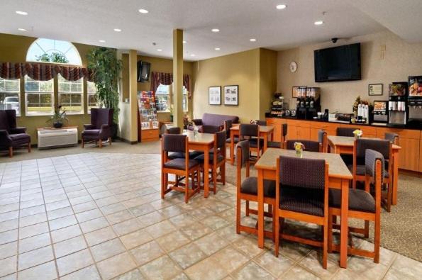 فندق Stay Beyond Inn & Suites