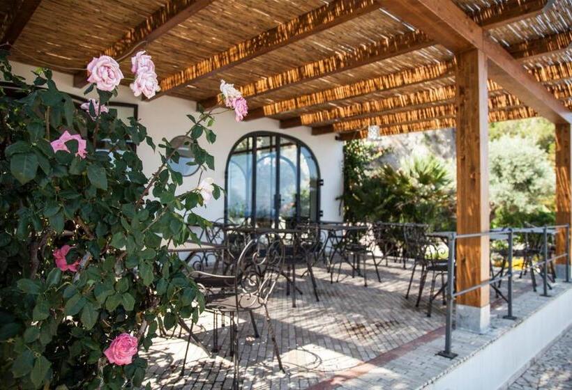 استراحتگاه Villa Enrica   Aeolian Charme