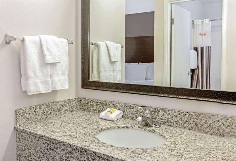 فندق La Quinta By Wyndham Milwaukee Delafield