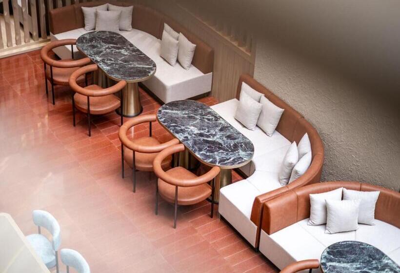 استراحتگاه M Social Hotel Phuket