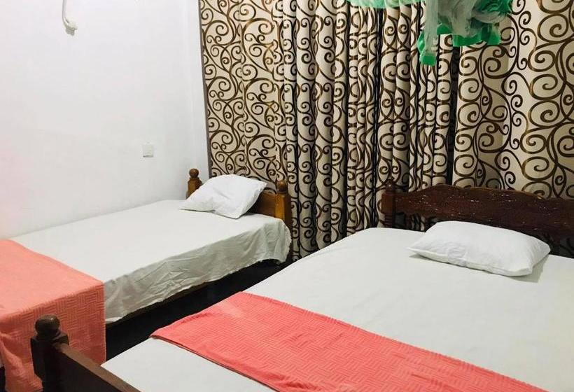 فندق Tharuka Rest Inn