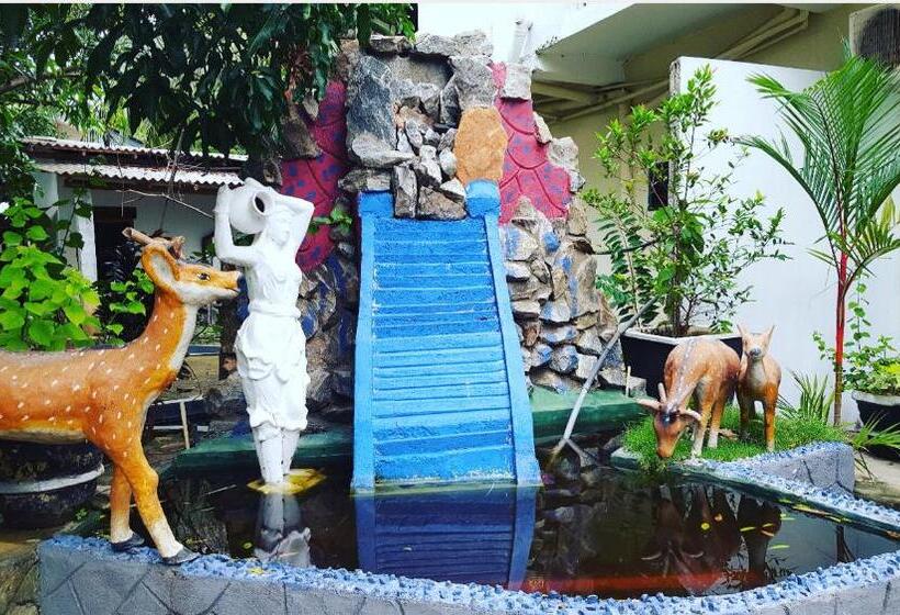 فندق Tharuka Rest Inn