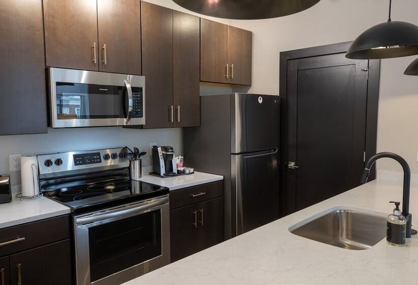 The Bee Hotel, Danville