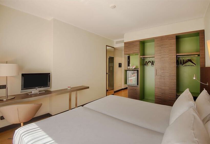 هتل NH Savona Darsena