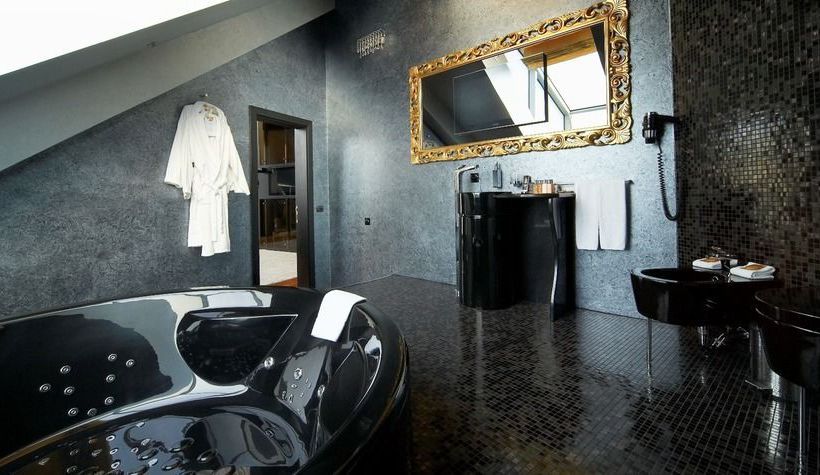 Royal Square Hotel & Suites