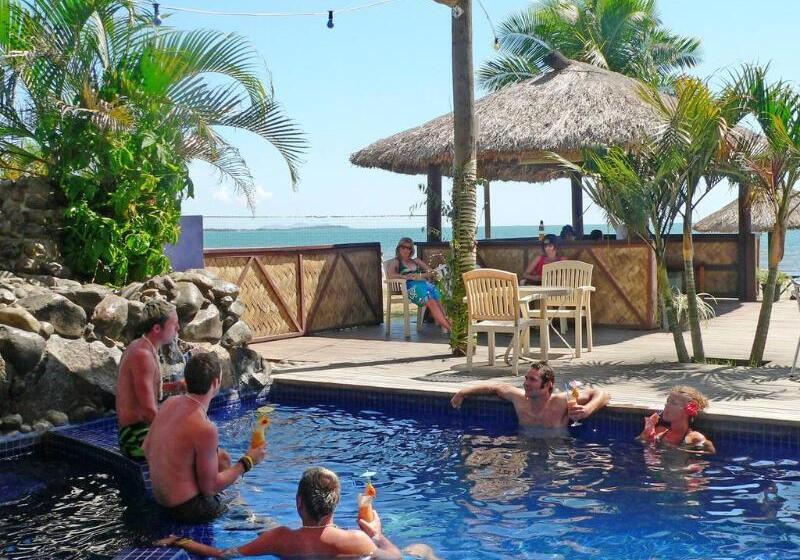 هتل Smugglers Cove Beach Resort &