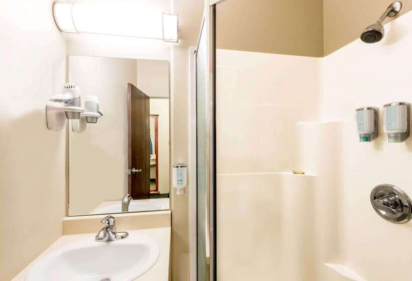 فندق Super 8 By Wyndham Windsor Ns