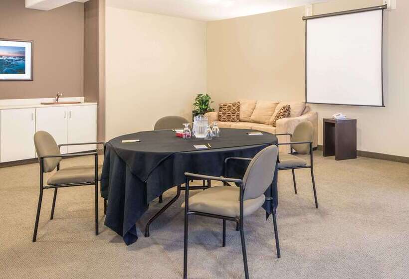 فندق Super 8 By Wyndham Windsor Ns