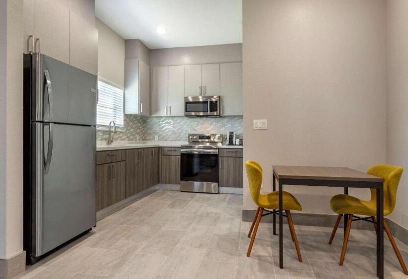 בית מלון כפרי Clarion Pointe Port Arthur Beaumont South