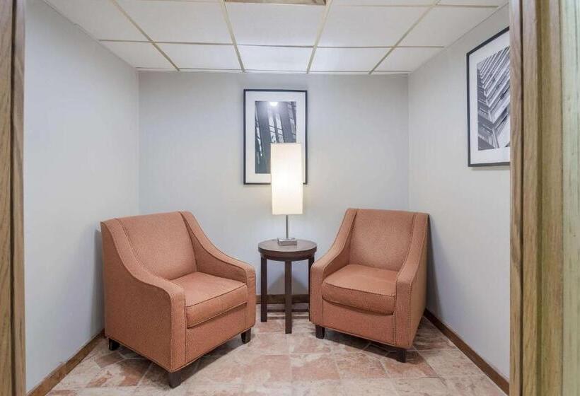 فندق Clarion Inn