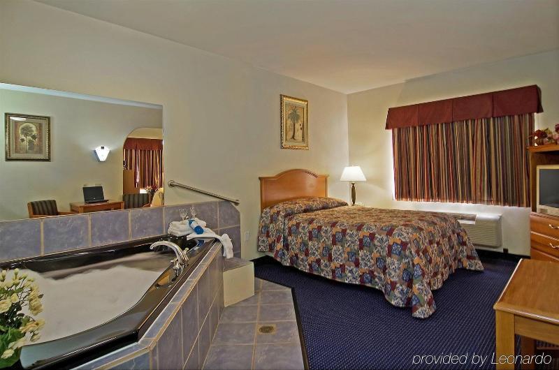 هتل Americas Best Value Inn And Suites Bush International Airport