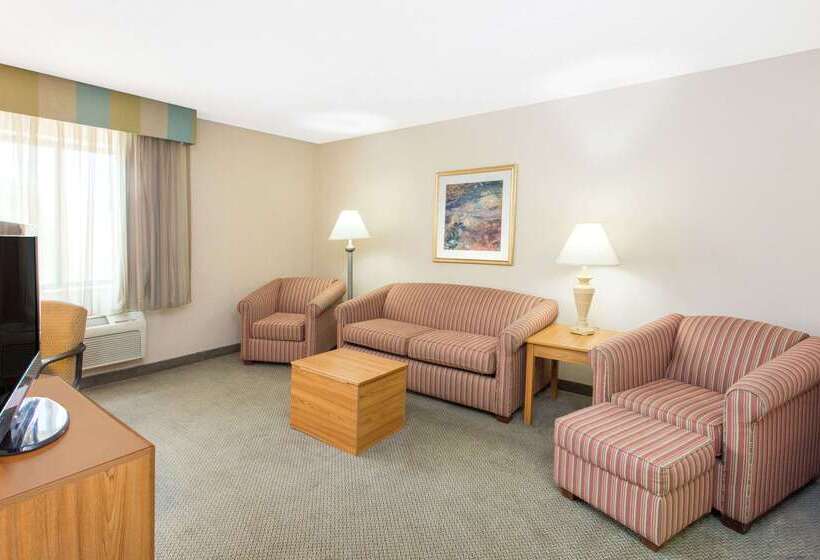 هتل Baymont By Wyndham Davenport