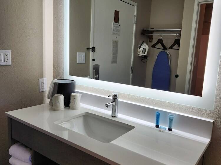 هتل Baymont By Wyndham Davenport