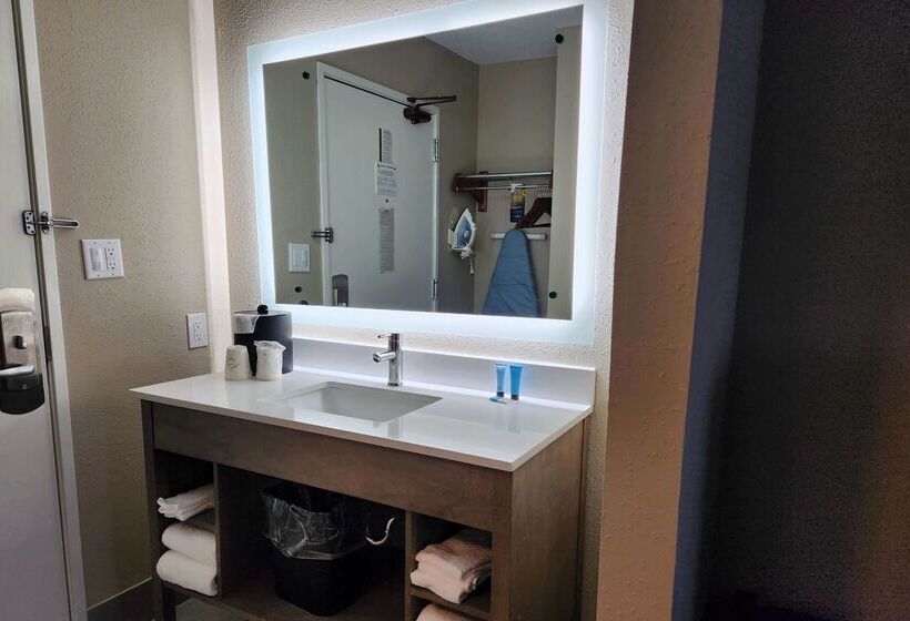 هتل Baymont By Wyndham Davenport