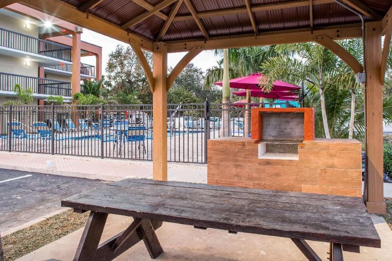 בית מלון כפרי Days Inn By Wyndham Sarasota Bay