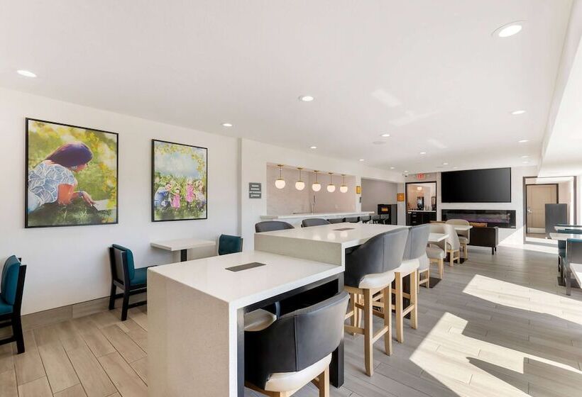 هتل La Quinta By Wyndham Des Moines West Clive