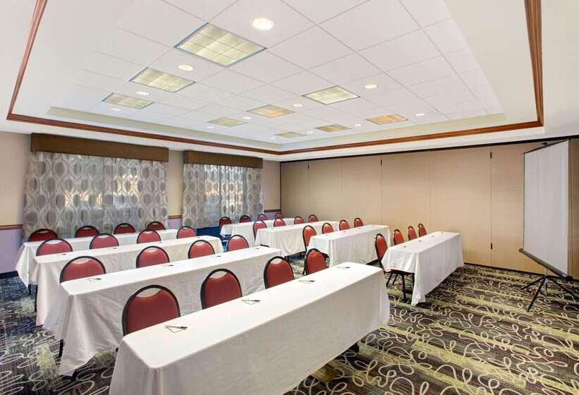 هتل La Quinta Inn & Suites By Wyndham Springfield Airport Plaza