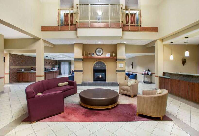هتل La Quinta Inn & Suites By Wyndham Springfield Airport Plaza