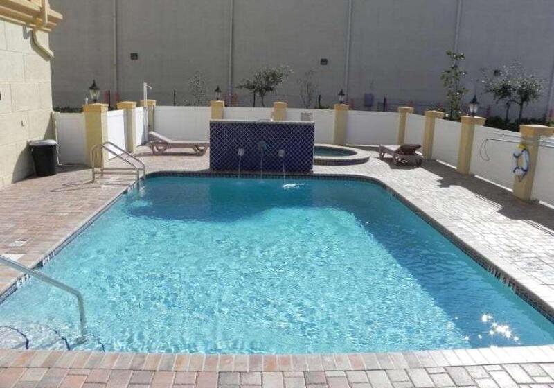 בית מלון כפרי La Quinta By Wyndham Tampa Central