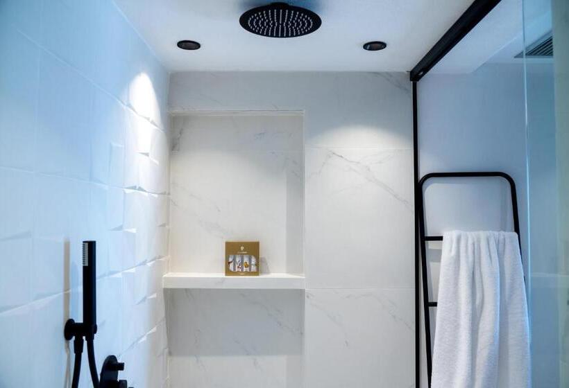 Nisaki Hotel & Elite Suites