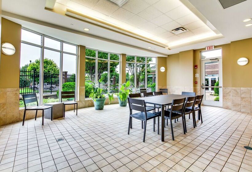 هتل Hilton Garden Inn Louisville Airport