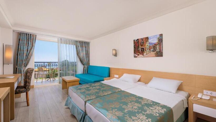 هتل L'Oceanica Beach Resort