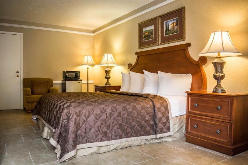 בית מלון כפרי Rodeway Inn Near Ybor City  Casino