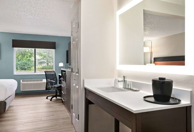 هتل La Quinta Inn By Wyndham Columbus Dublin