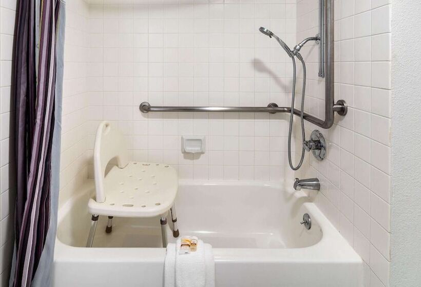 هتل La Quinta By Wyndham Thousand Oaks Newbury Park