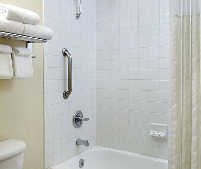 هتل La Quinta By Wyndham Thousand Oaks Newbury Park