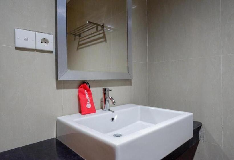 Reddoorz Plus Near Hotel Benua Kendari