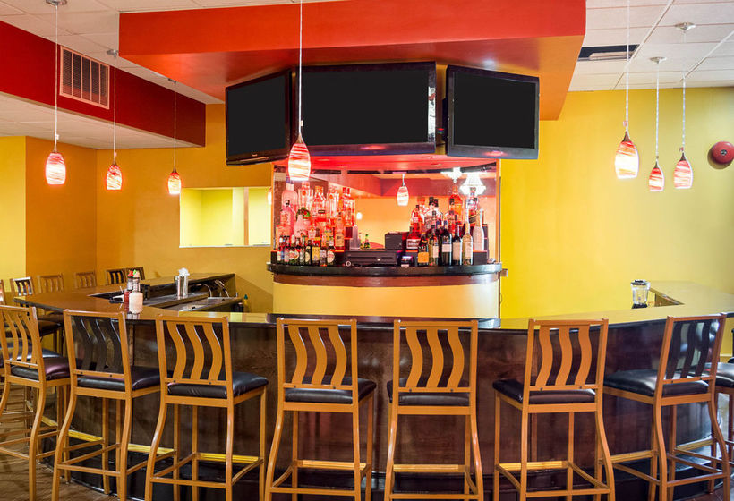 בית מלון כפרי Clarion Inn & Fundome - College Park