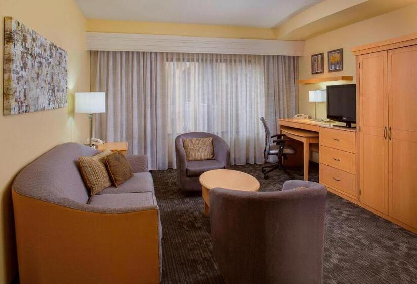 هتل Courtyard By Marriott Sandestin At Grand Boulevard