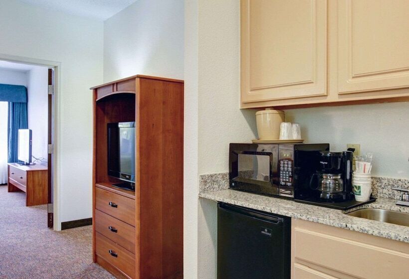 هتل Quality Inn & Suites Airport