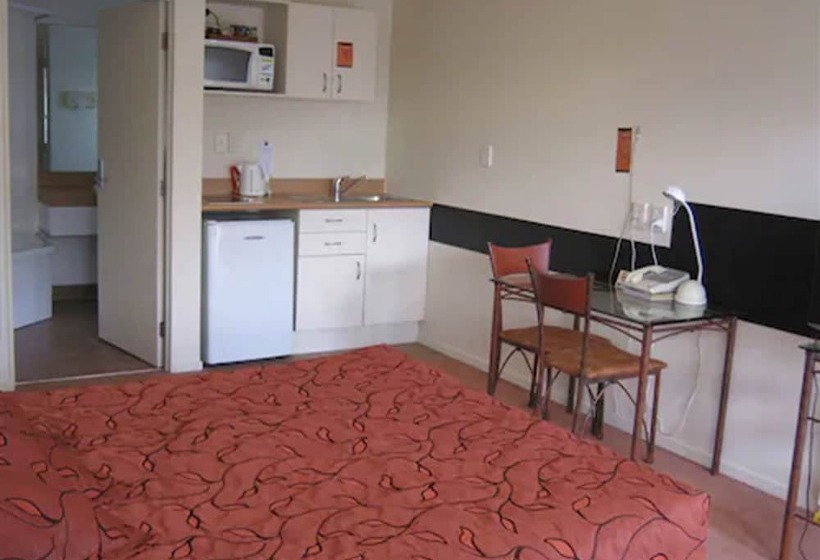 בית מלון כפרי Albany Executive Motor Inn Limited