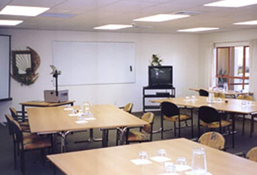 בית מלון כפרי Albany Executive Motor Inn Limited