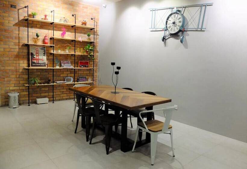 هتل Square Inn