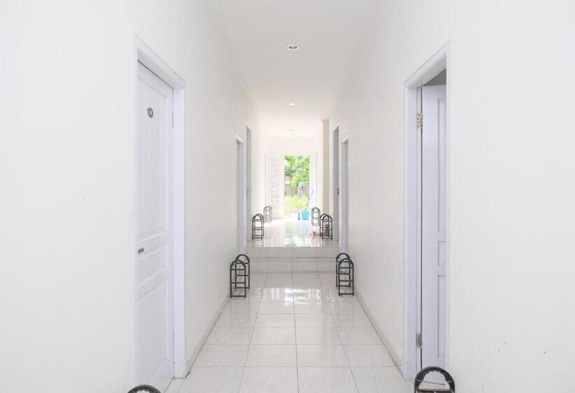 בית מלון כפרי Reddoorz Syariah At Griya Merbotan Demak