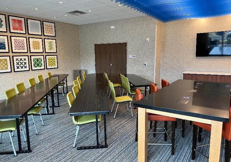 בית מלון כפרי Holiday Inn Express & Suites Tuscaloosa East, An Ihg