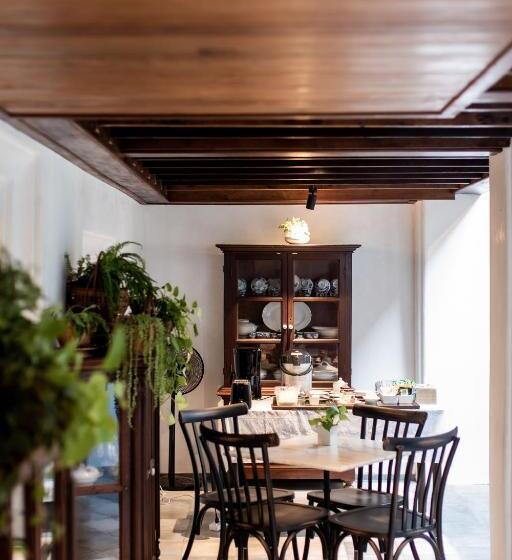 تختخواب و صبحانه Punyashthiti Villa
