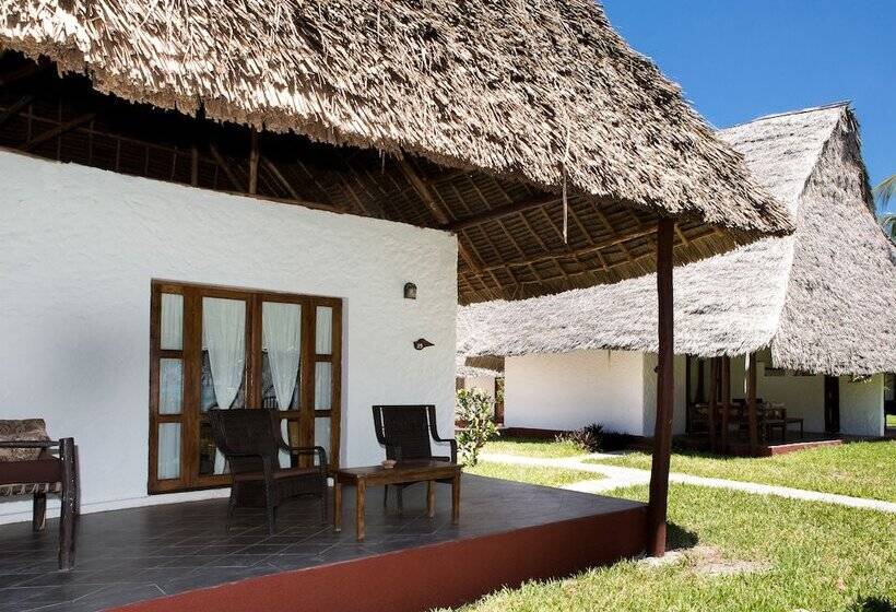 בית מלון כפרי Karafuu Beach Resort & Spa