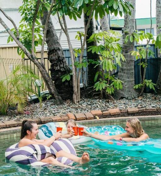 هتل Mad Monkey Village